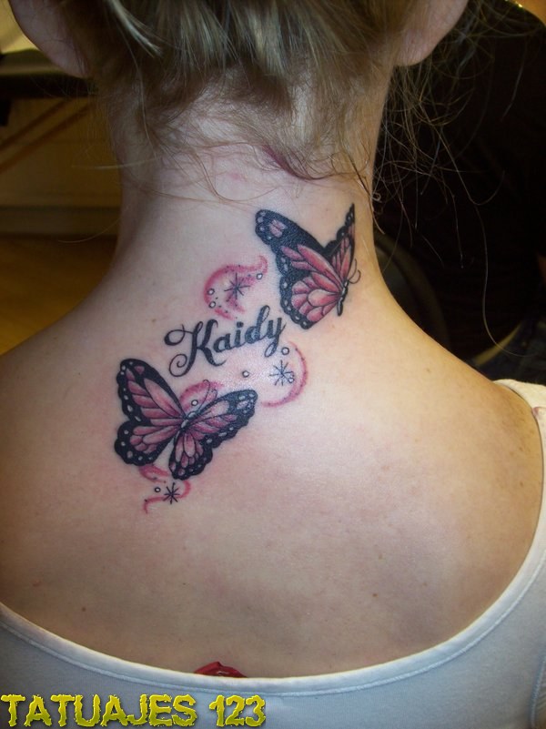 Mariposas en la nuca con nombre - Tatuajes 123