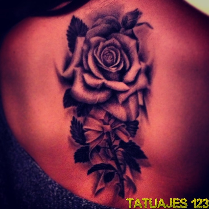 rosas negras en la espalda