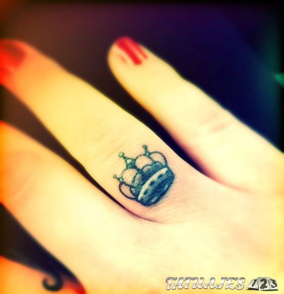 tatuaje anillo corona