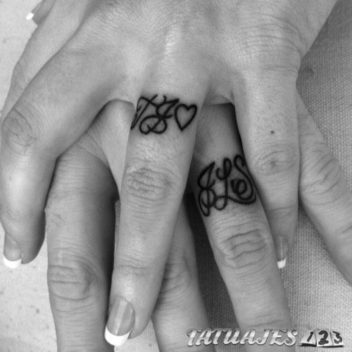 tatuaje anillos parejas con iniciales