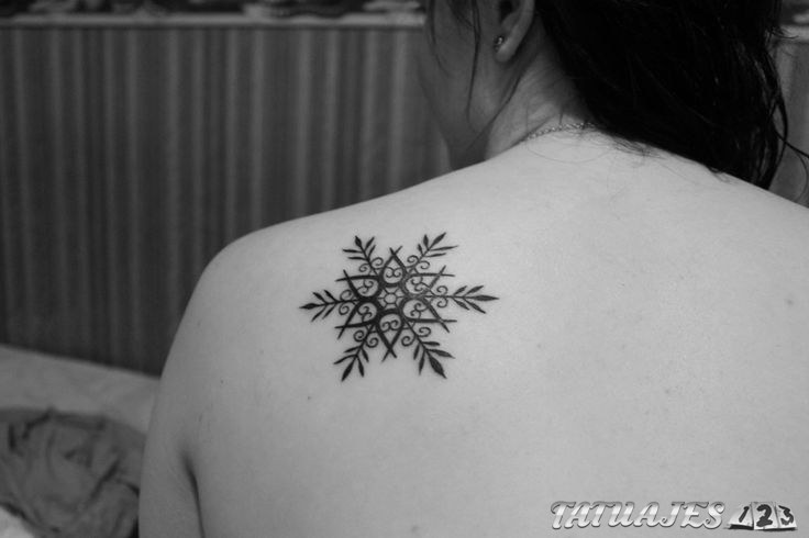 tatuaje copo de nieve en espalda