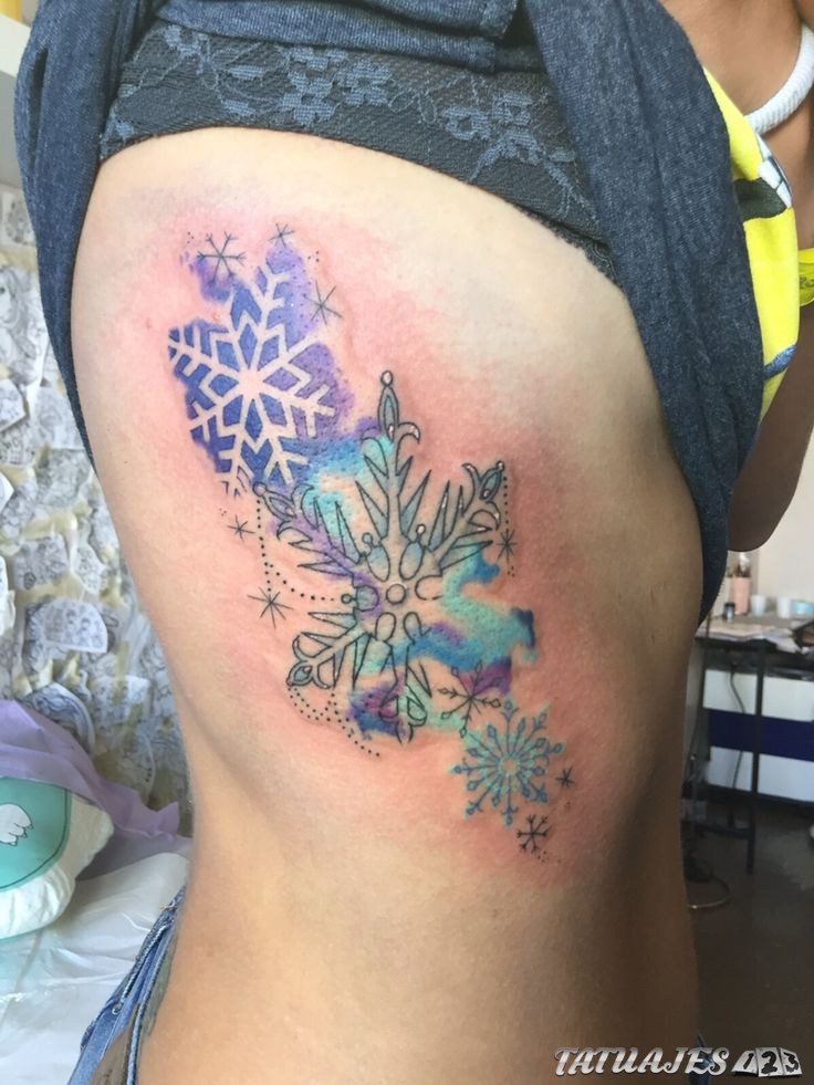 tatuaje copos de nieve variados
