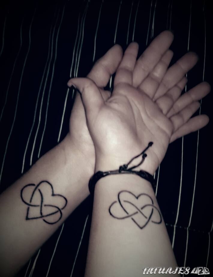 tatuaje corazones enlazados para parejas