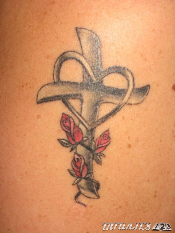 tatuaje de corazón con cruz