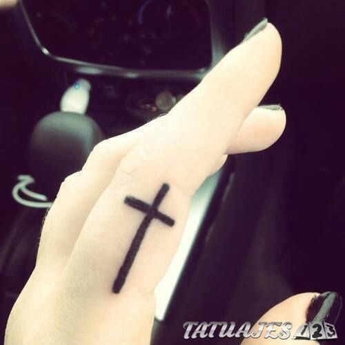 tatuaje en el dedo de cruz