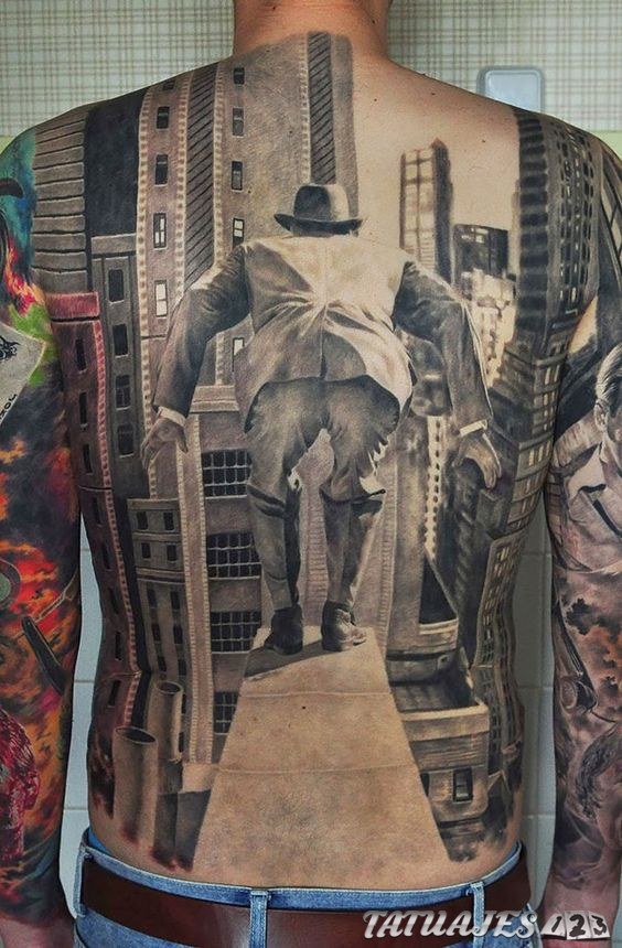 tatuaje en espalda de hombre saltando