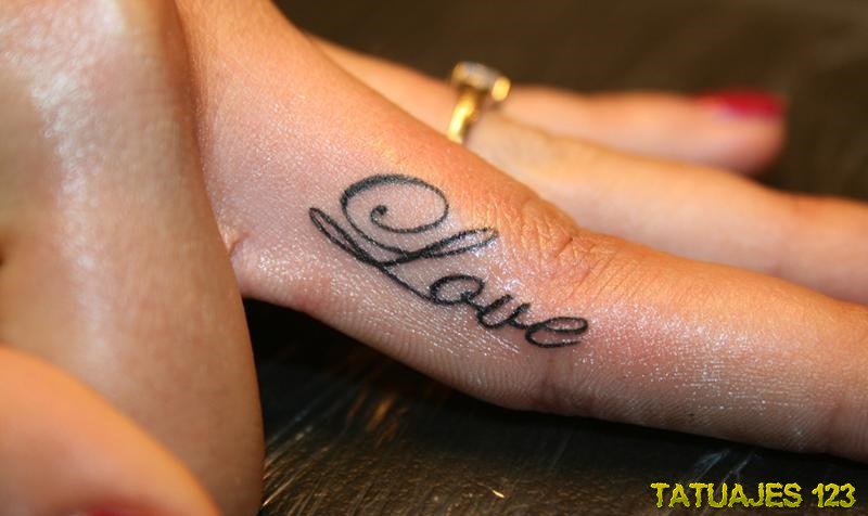 tatuaje entre los dedos