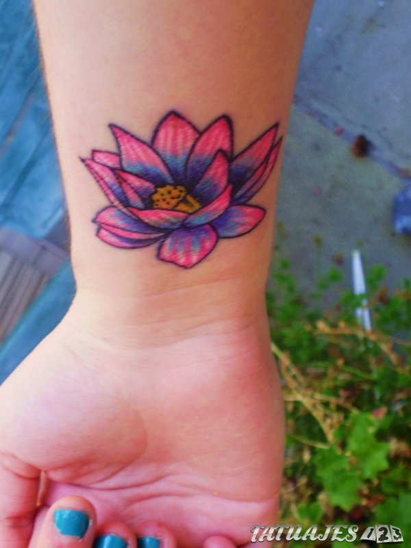 tatuaje flor de loto en color