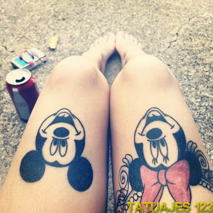 tatuaje mickey mouse y minnie en piernas