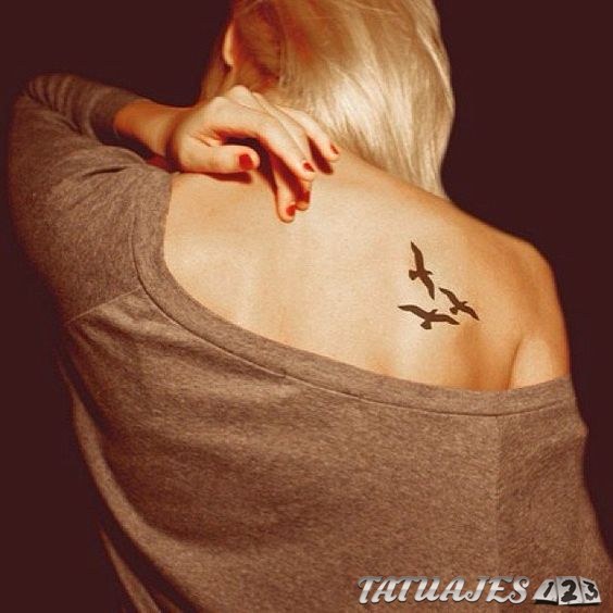 tatuaje pájaros en el omóplato