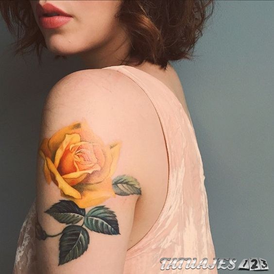 tatuaje rosa amarilla realista