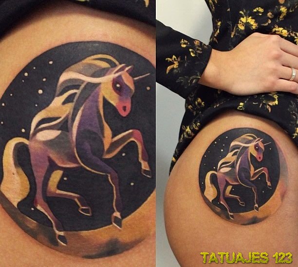 unicornio mujer tattoo