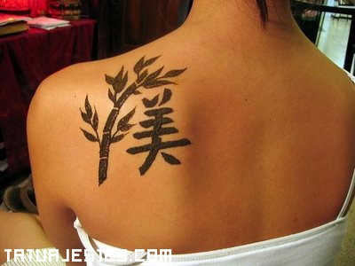 Letras chinas en la espalda