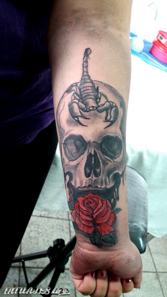 Cráneo, escorpión y rosa tattoo