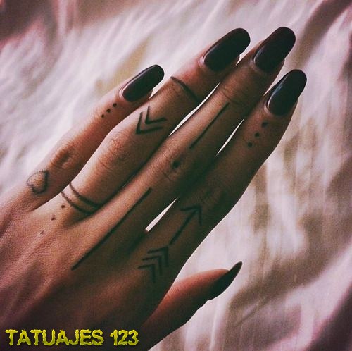 Dedos tatuados