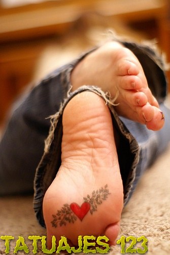 Corazón tatuado en el pie