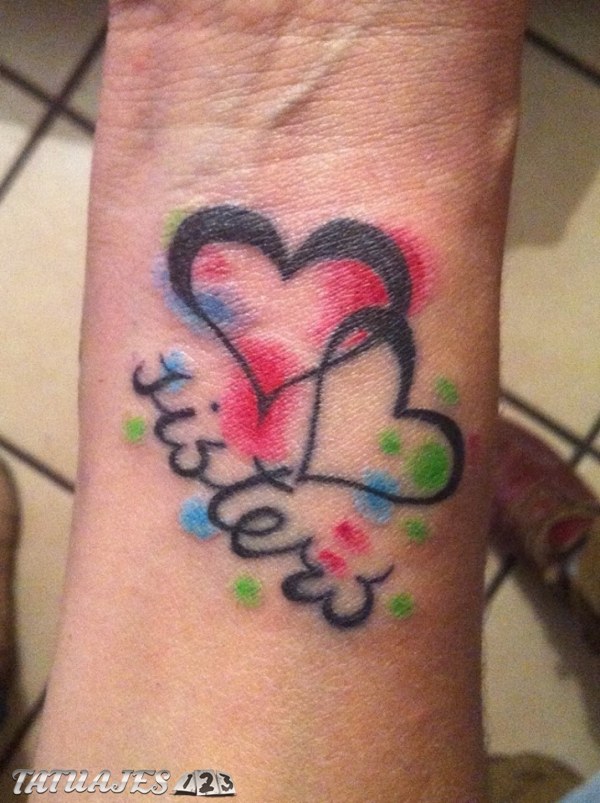 Tatuaje de corazones hermanas