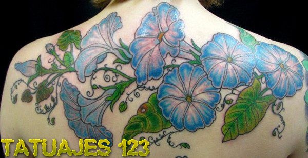Flores azules en la espalda