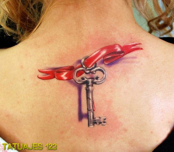 Tatuaje de un lazo rojo con llave