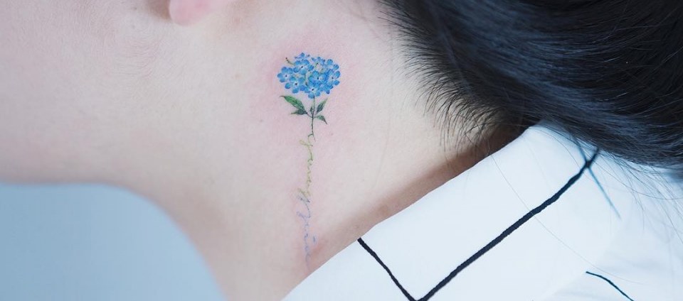 Preciosos tatuajes pequeños de flores