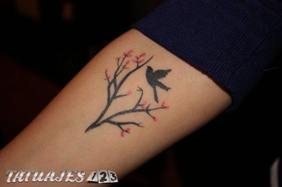 Tatuaje con sencillas ramas y pájaro