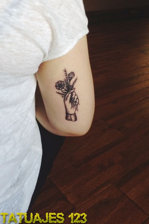 Ramillete de flores en el brazo - Tatuajes 123