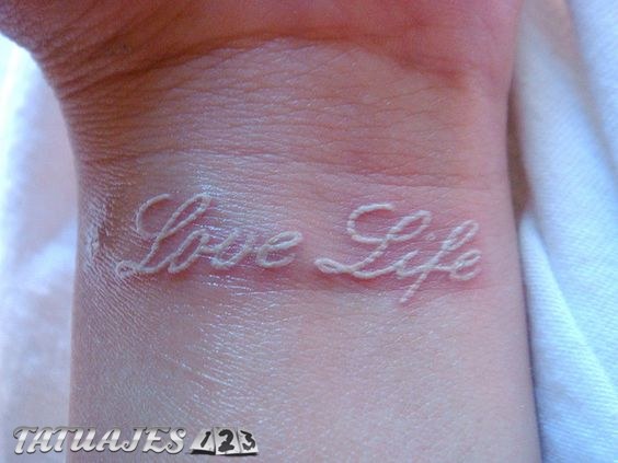 ¿Te gustan los tatuajes con tinta blanca?