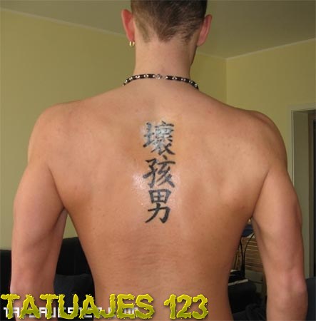 Letras chinas en la espalda